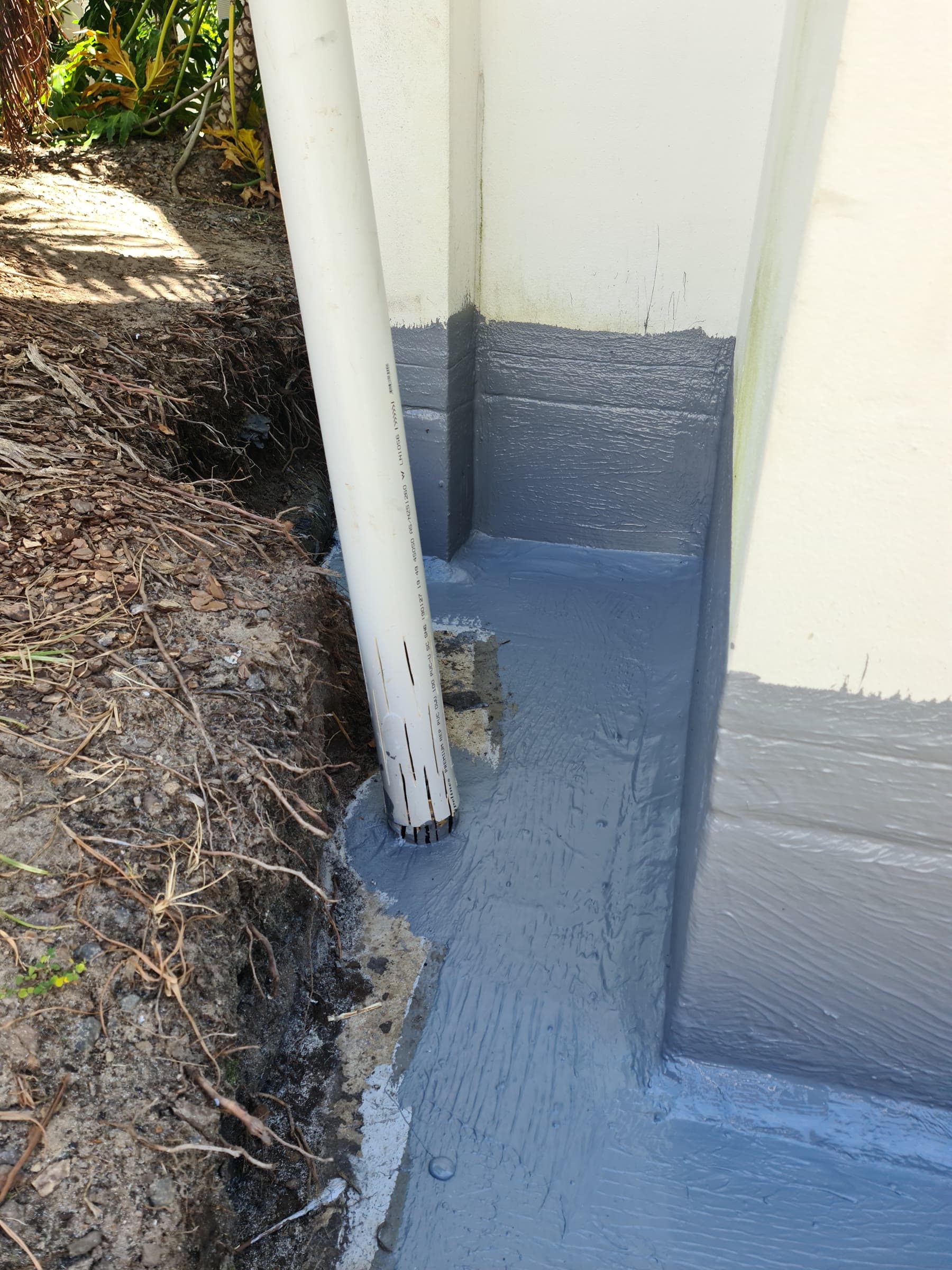 Foundation corner waterproofing with drainage in the trench
