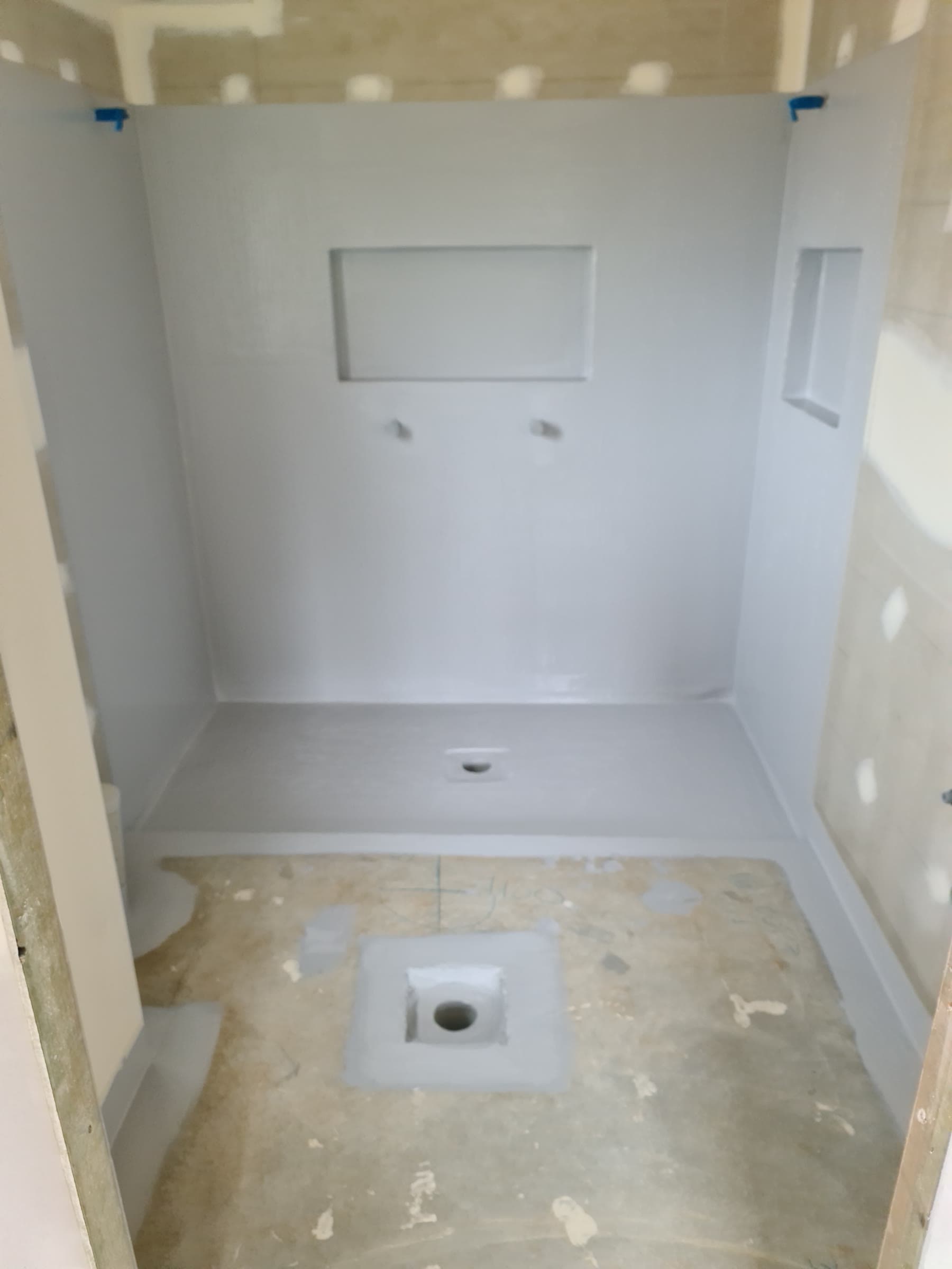 Walk-in shower fully tanked including niches and floor drain